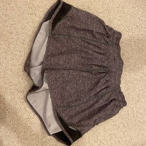 HEATHERED GRAY HOTTY-HOT LULULEMON SIZE 4 / 4” (LOW-RISE)